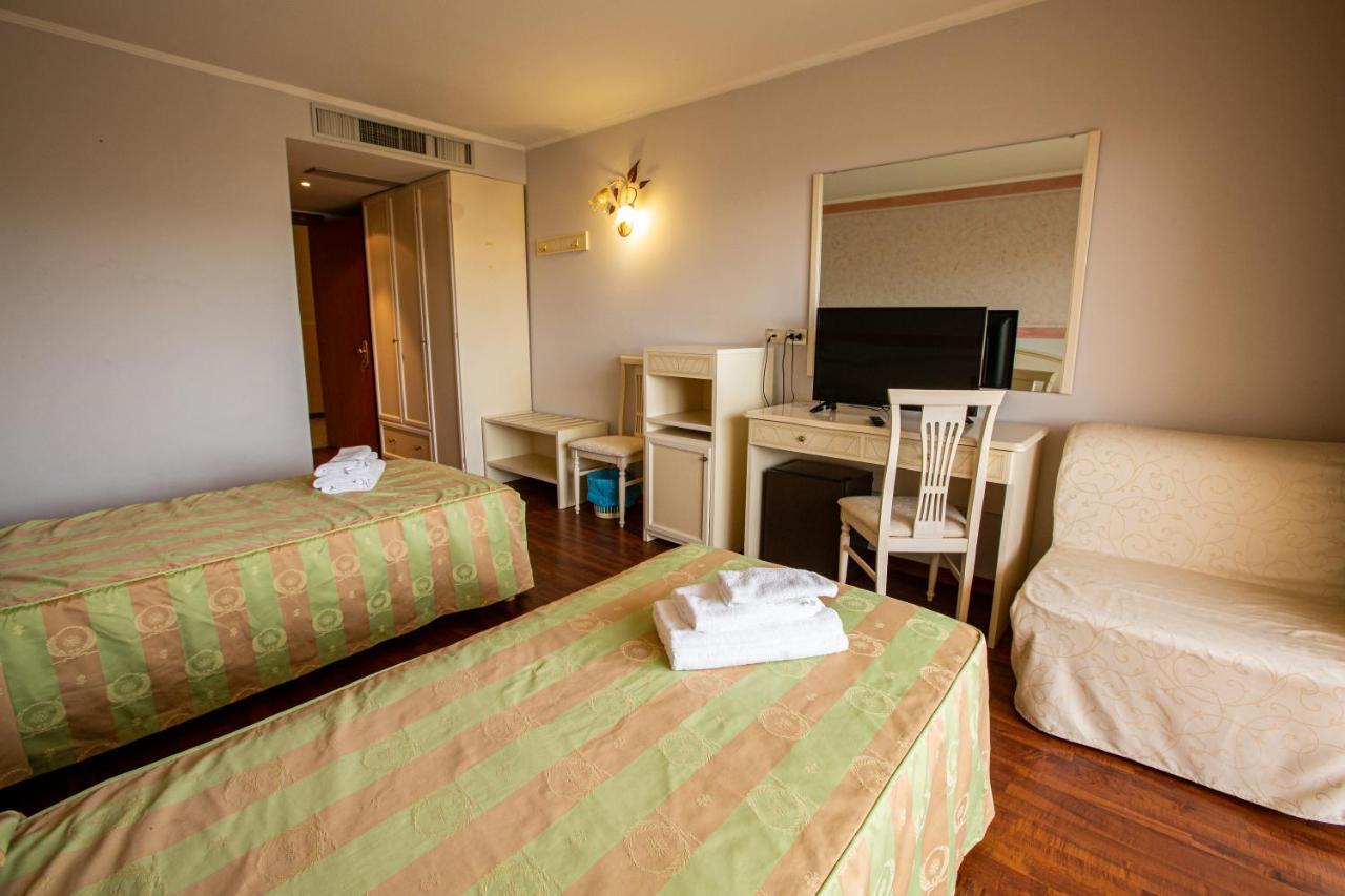 Hotel Villa Strassoldo "Ex Attianese Hotel Restaurant" Cervignano del Friuli Bagian luar foto