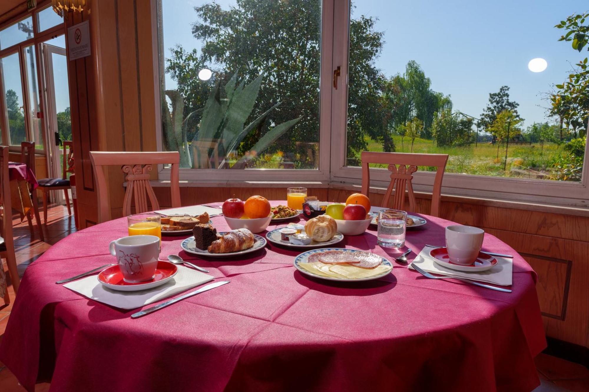 Hotel Villa Strassoldo "Ex Attianese Hotel Restaurant" Cervignano del Friuli Bagian luar foto